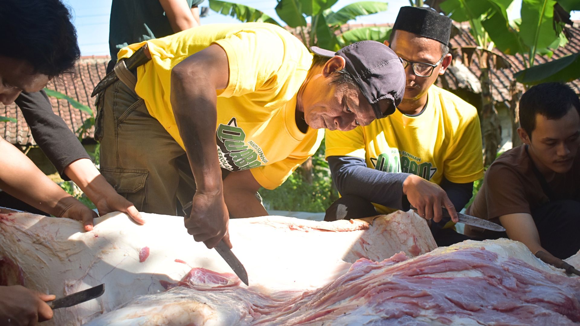 Idul Adha Penuh Kebersamaan, SMK Kesehatan Bhakti Insani Gelar Qurban dan Berbagi untuk Sesama