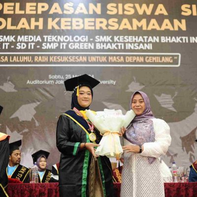 SMK Kesehatan Bhakti Insani Berikan Penghargaan Kepada Ketua OSIS di Wisuda Purnasiswa
